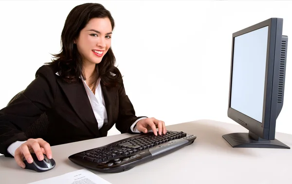 Uśmiechnięta kobieta pracuje na swoim komputerze — Zdjęcie stockowe
