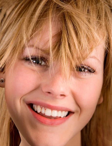 Młoda blondynka z wiecznie zmierzwioną sierść — Zdjęcie stockowe