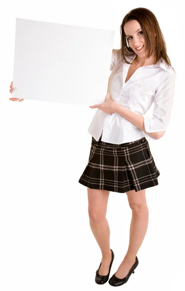 Νεαρή γυναίκα που κρατάει μια κενή λευκή πινακίδα — Φωτογραφία Αρχείου