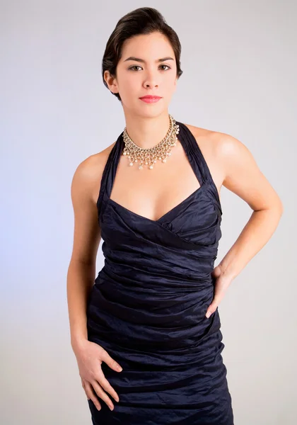 Bayan, Asya kökenli bir gece elbisesi içinde — Stok fotoğraf