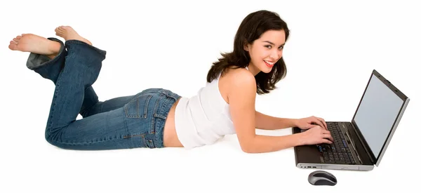 Γυναίκα στο πάτωμα χρησιμοποιώντας φορητό υπολογιστή — Φωτογραφία Αρχείου