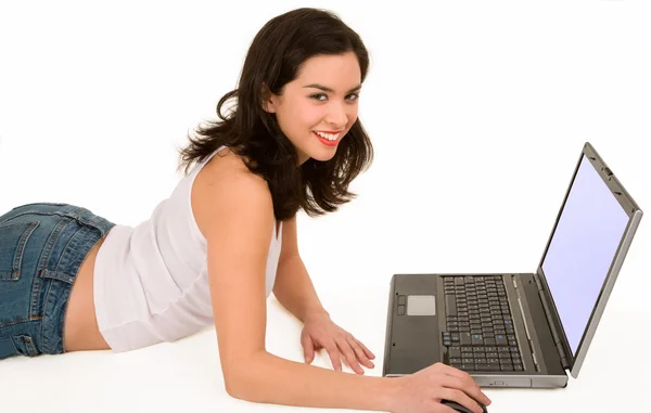 Vrouw op verdieping met behulp van laptop — Stockfoto