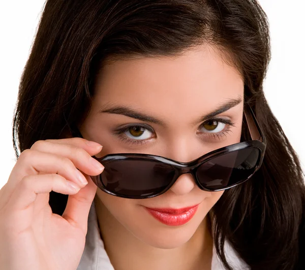 Dame op zoek over zonnebril — Stockfoto