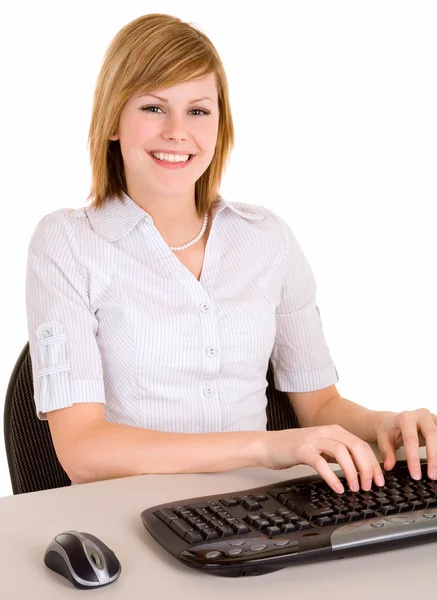 Kobieta pracuje na swoim komputerze — Zdjęcie stockowe