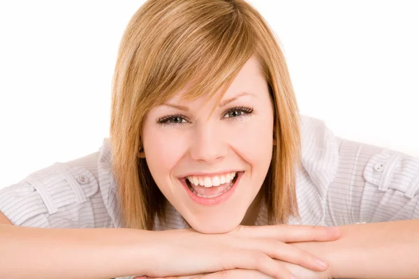 Usmívající se žena na stole — Stock fotografie