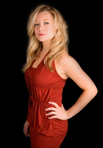 Красива блондинка дама в червоному платті — стокове фото