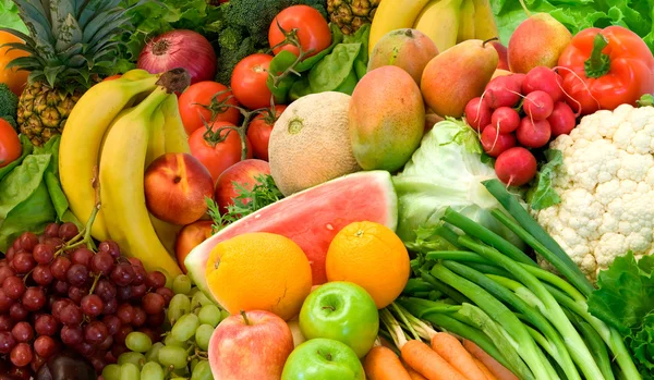 Zöldségek és gyümölcsök elrendezése — Stock Fotó