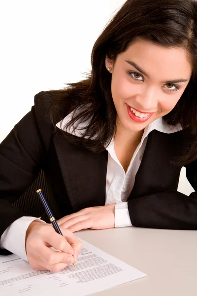 Ung affärskvinna underteckna ett dokument — Stockfoto