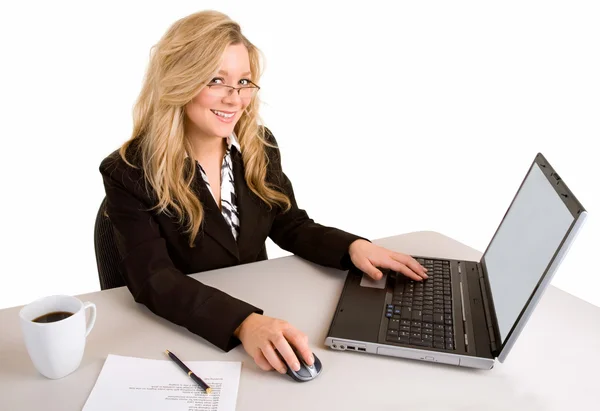Iş kadını onu laptop çalışma — Stok fotoğraf