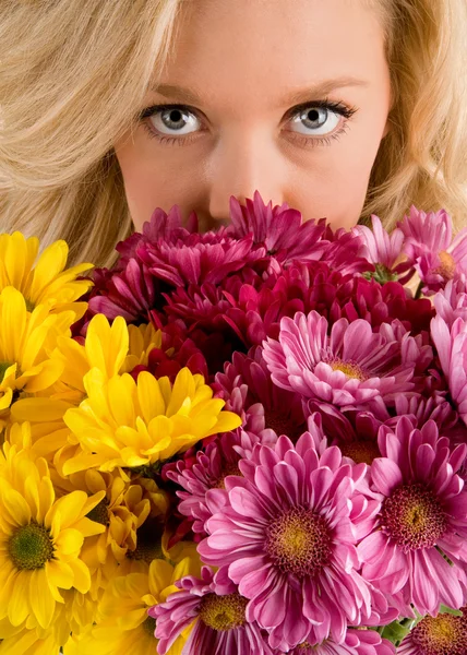 Olhos de mulher olhando sobre flores — Fotografia de Stock