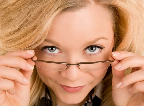 Señora mirando por encima de sus gafas — Foto de Stock
