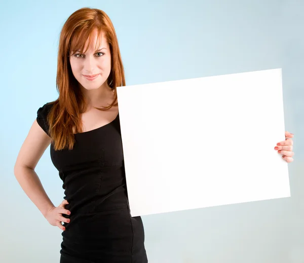 Mujer sosteniendo un signo blanco en blanco —  Fotos de Stock