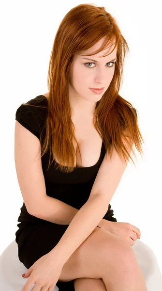 Sexy rode haren dame zittend op een bankje — Stockfoto