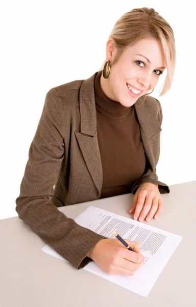 Une jeune femme d'affaires signe un document — Photo