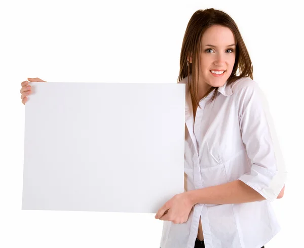 Mujer joven sosteniendo un signo blanco en blanco — Foto de Stock