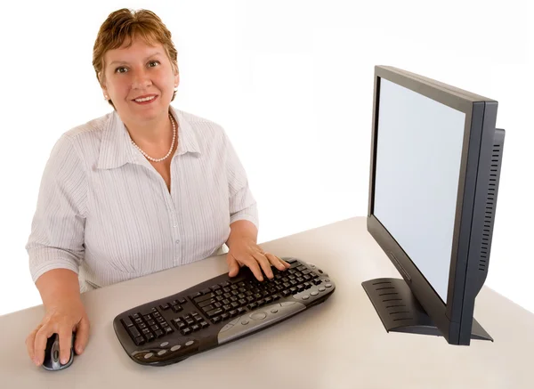 Деловая женщина средних лет за рабочим столом — стоковое фото