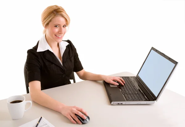 Empresária trabalhando em seu laptop — Fotografia de Stock