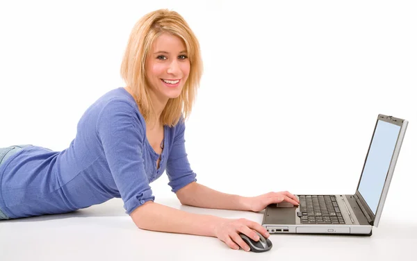 Kobieta kłamliwy w dół i za pomocą laptopa — Zdjęcie stockowe