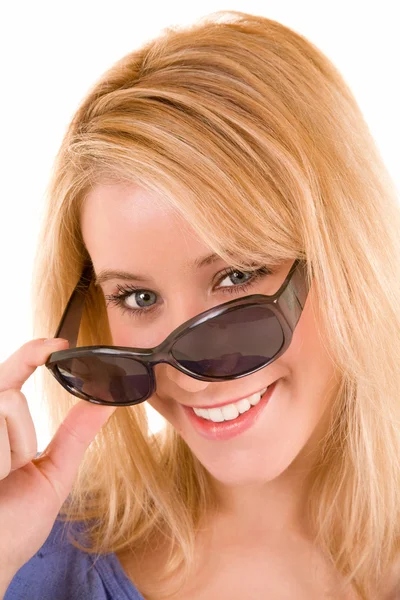 Senhora olhando sobre óculos de sol — Fotografia de Stock