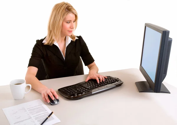 Empresaria trabajando en su ordenador — Foto de Stock