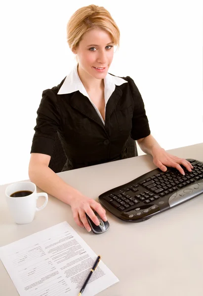 Geschäftsfrau arbeitet an ihrem Computer — Stockfoto