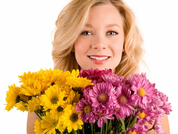 Kwiatyuśmiechnięta blondynka kłamliwy w dół — Zdjęcie stockowe