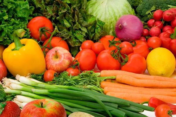 Zöldségek és gyümölcsök elrendezése Stock Kép