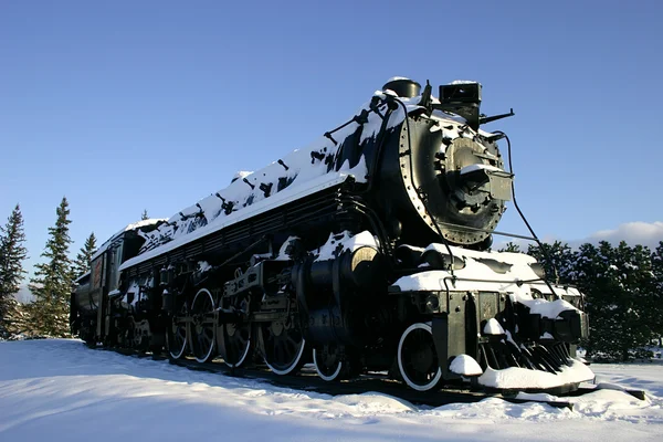 Старий локомотив на снігу — стокове фото