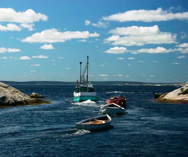 Mavnaları çeken balıkçı teknesi — Stok fotoğraf
