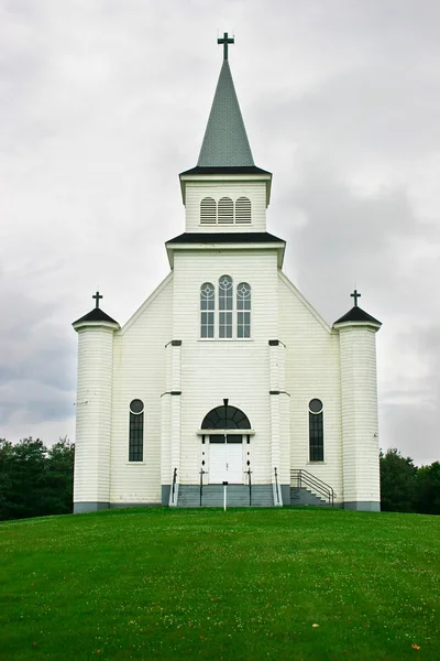 Kraju Kościół pod burzliwe niebo — Zdjęcie stockowe