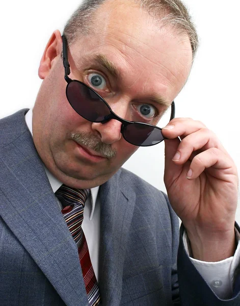 L'uomo d'affari toglie gli occhiali da sole — Foto Stock