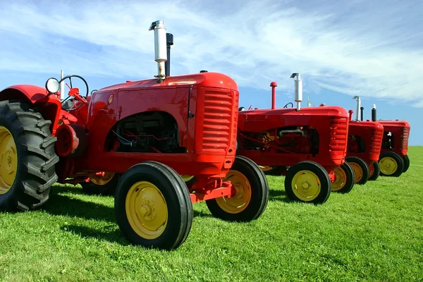 Flera gamla traktorer Stockbild
