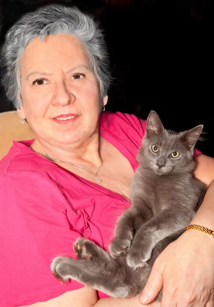 Kadın kıdemli tutan kedi — Stok fotoğraf