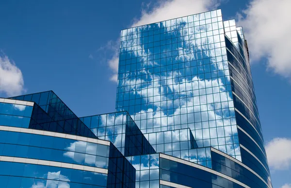 Edificio de vidrio en azul Imágenes de stock libres de derechos