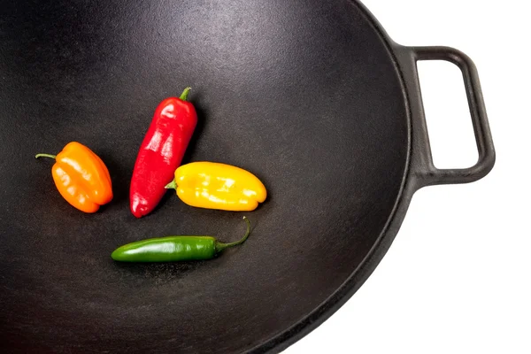 Čtyři barevné papriky v wok — Stock fotografie