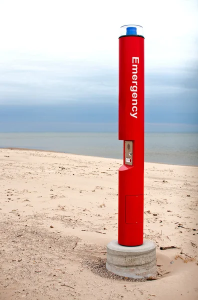 Коробка вызова скорой помощи на пляже Лицензионные Стоковые Изображения