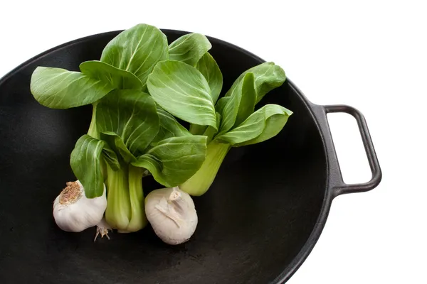 Bok choy szárak és a fokhagymát, egy wok — Stock Fotó