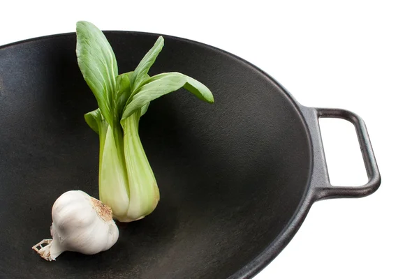 Bok choy och vitlök i en wok — Stockfoto