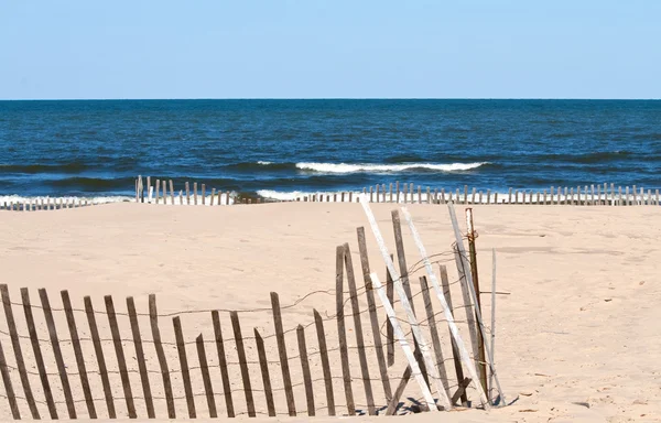 Забор на пляже — стоковое фото
