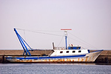 amarrado el barco de pescabalıkçı teknesi demirleyen