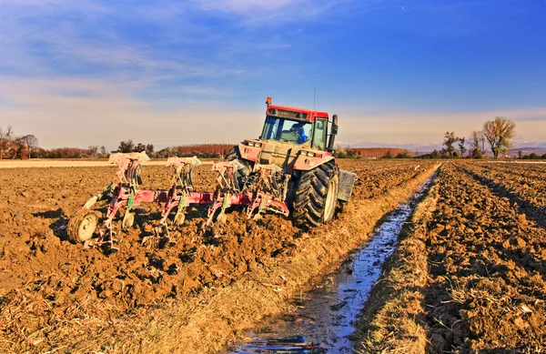 Campo de arado del tractor — Foto de Stock