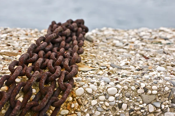 Łańcuchy na molo — Zdjęcie stockowe