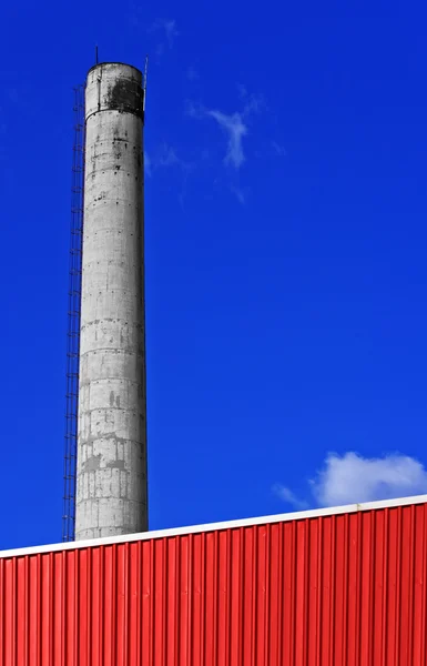 Завод с дымоходом — стоковое фото