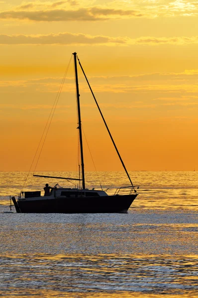 Gün batımında yelkenli — Stok fotoğraf
