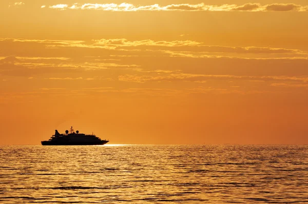 Passagiersschip bij zonsondergang — Stockfoto