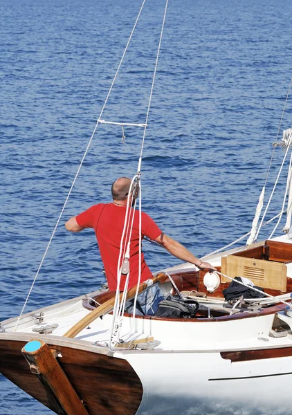 Uomo su una barca a vela — Foto Stock