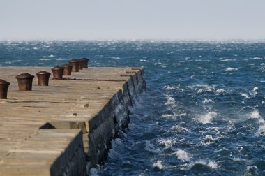 dalgalara karşı pier