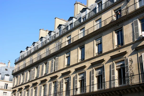 Haussmann gebouw in Parijs, Frankrijk — Stockfoto