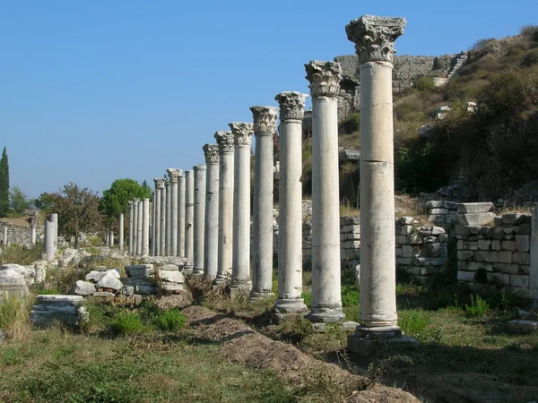 Starožitnosti sloupců v Efesu, Turecko — Stock fotografie