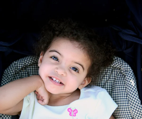 Kisgyermek lány mosoly — Stock Fotó